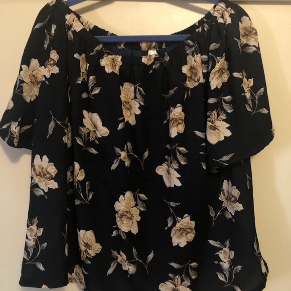 Off the shoulder shirt with flower designs - Picture 3 of 3